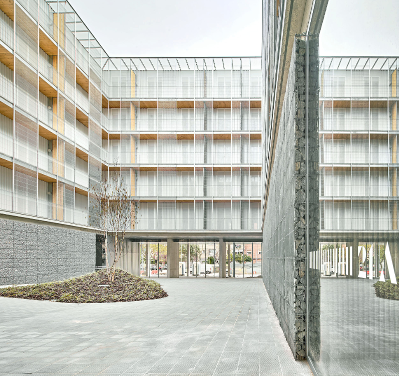 Las viviendas sociales en Cornellá de Peris+Toral, Premio Internacional del Riba 2024