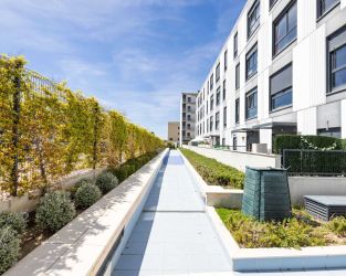 Zurich firma la compra de dos edificios residenciales alquilados de AXA en Madrid