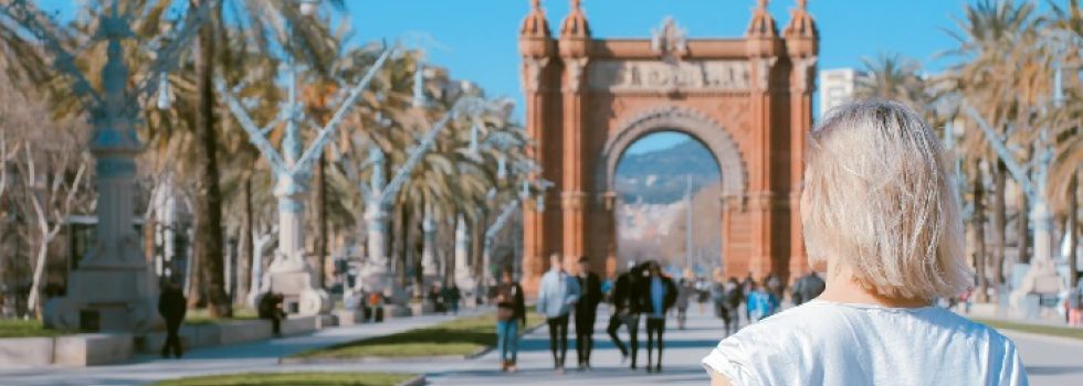 España logra un 2024 récord en turistas, con 94 millones de visitantes y 126.000 millones