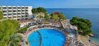 KKR pone en venta una cartera de cinco hoteles en Baleares