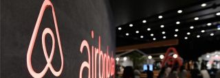 Airbnb ataca la eliminación de pisos turísticos en NY: Precios altos, sin impacto en vivienda