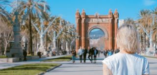 España logra un 2024 récord en turistas, con 94 millones de visitantes y 126.000 millones